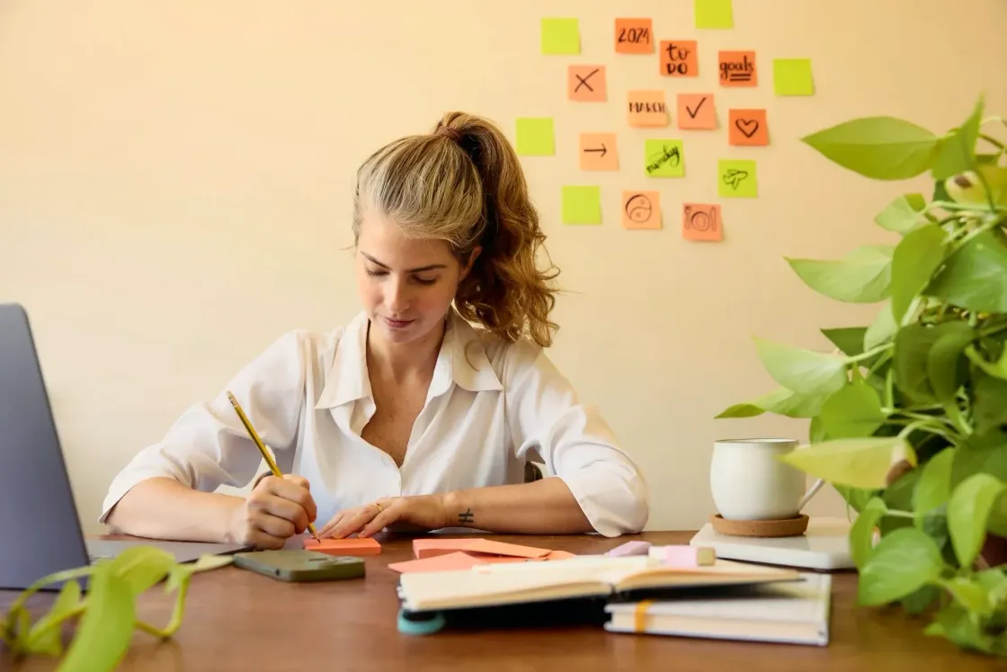 Remote onboarding software guide for small teams. A manager plans an onboarding checklist with tasks, e-signing, I-9 verification, templates, and HRIS or Slack integrations.