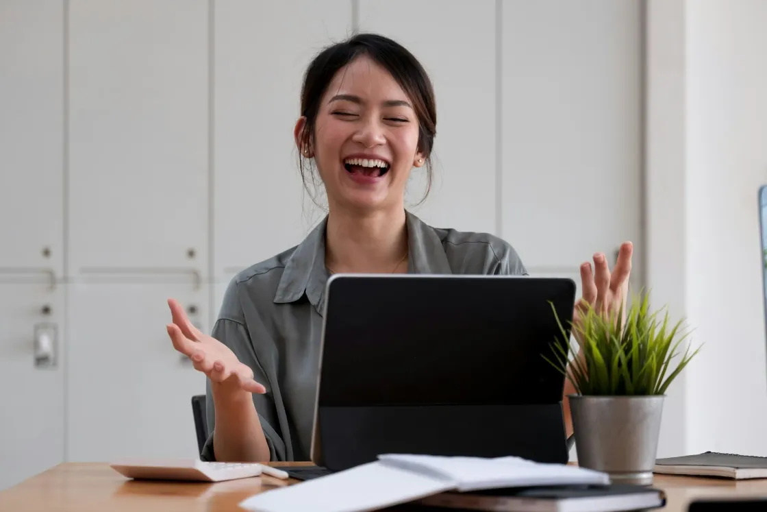 Employee on a video call during remote onboarding, representing a 30-60-90 day plan with week-one orientation, check-ins, and clear milestones for a global team.
